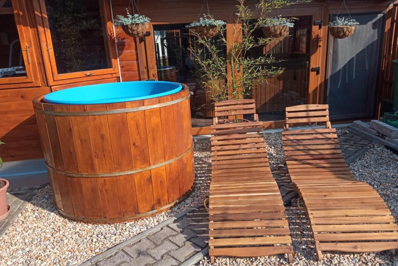 Mediterran Apartman Es Vendeghaz Hajduszoboszlo Exterior photo